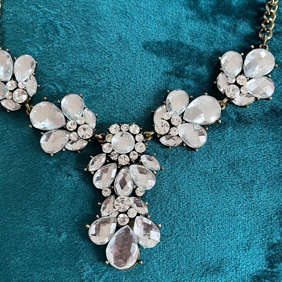 🎉SALE🎉CRYSTAL Statement Necklace - Picture 2 of 6